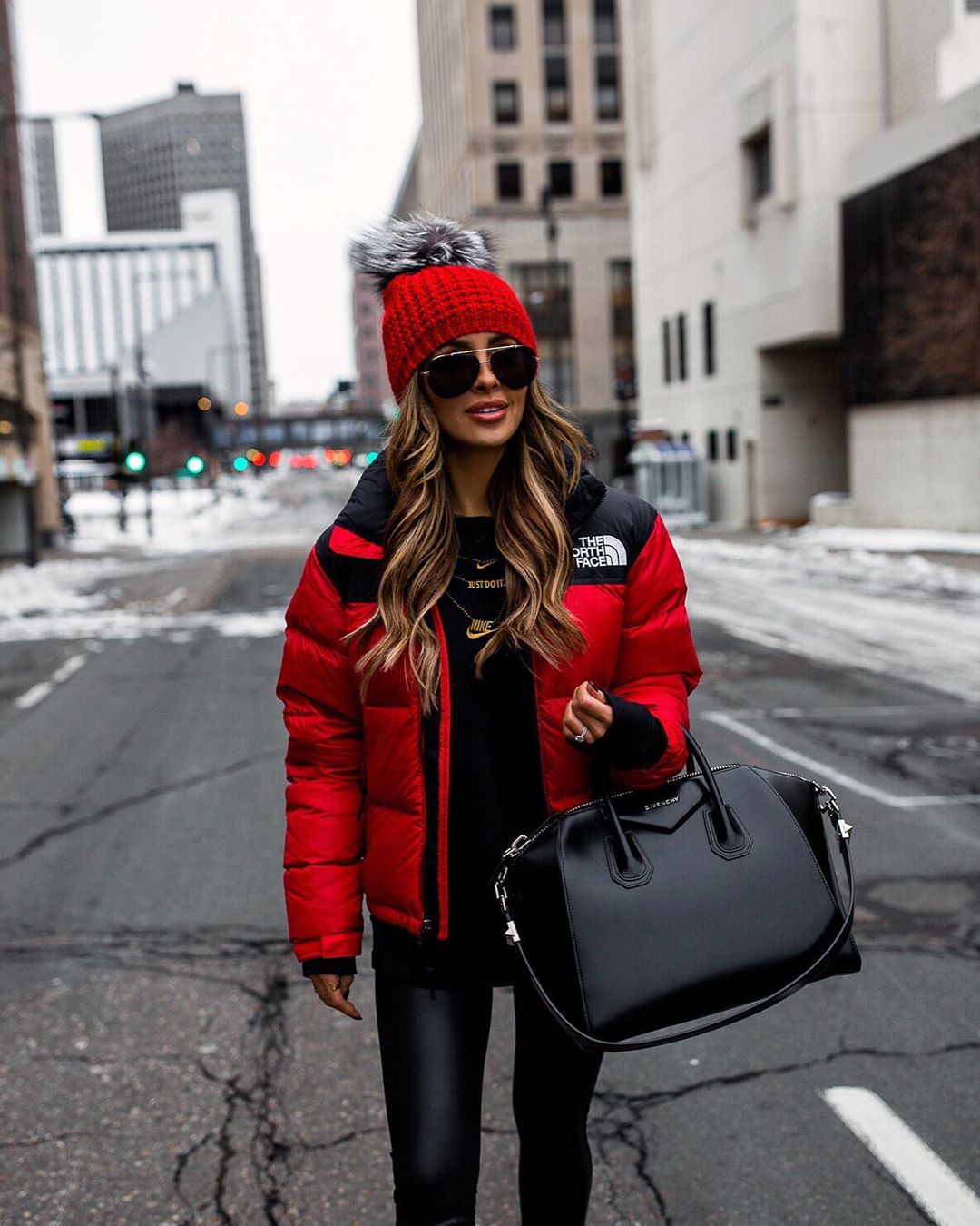 Девушка в красной куртке зимой