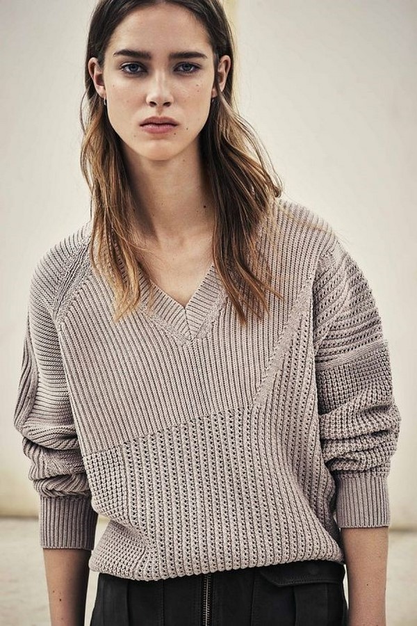 10 самых модных женских свитеров 2024-2025 года – новинки и тренды